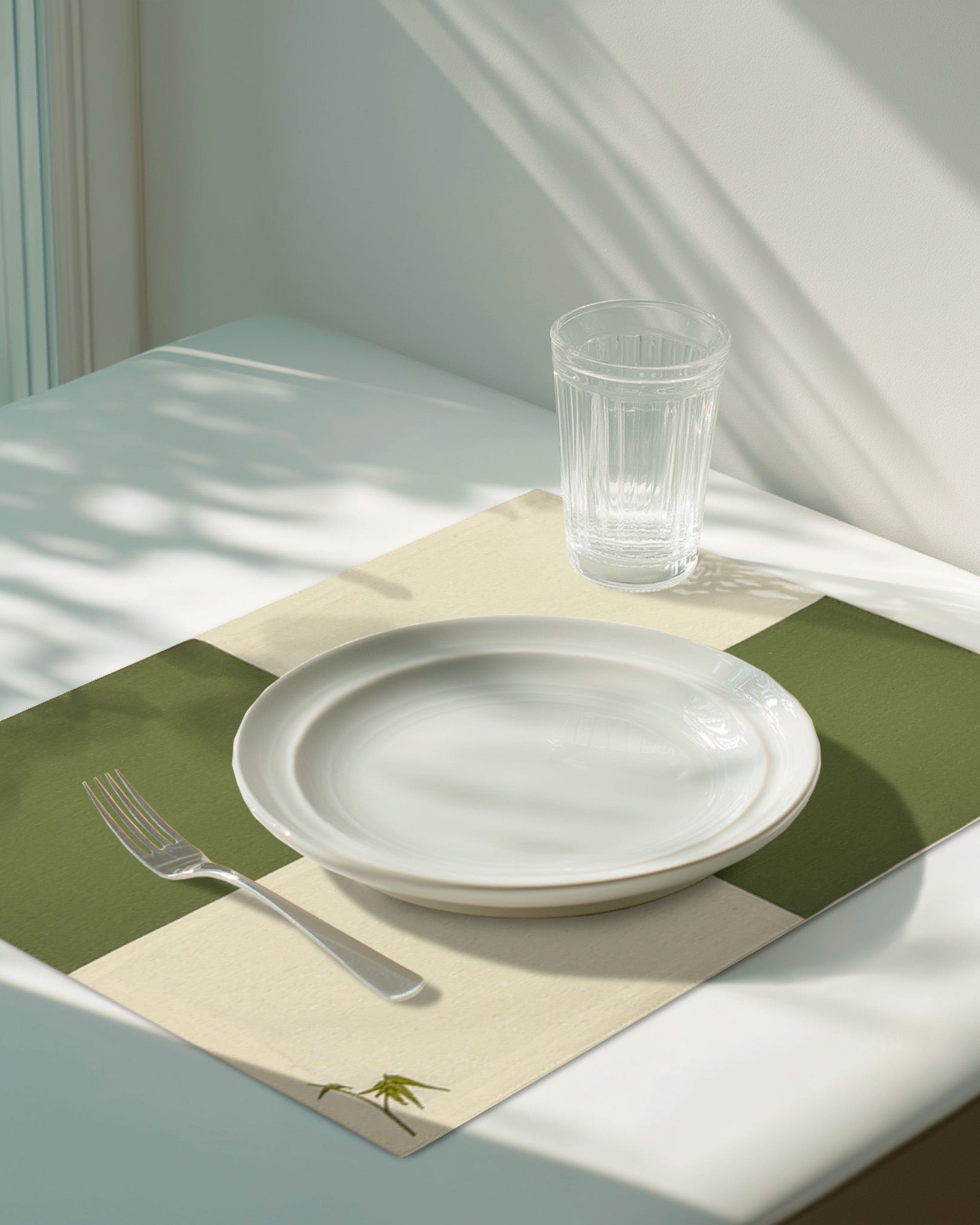 Mantel individual Palmas Olivo de XUMA DECO con plato y vaso
